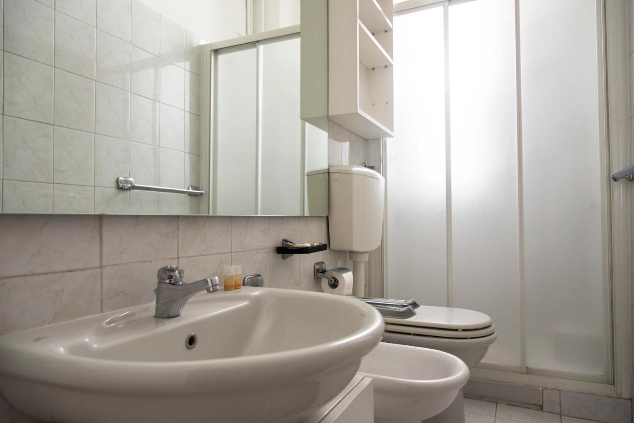 Peaceful Court Apartment In Shopping District 밀라노 외부 사진